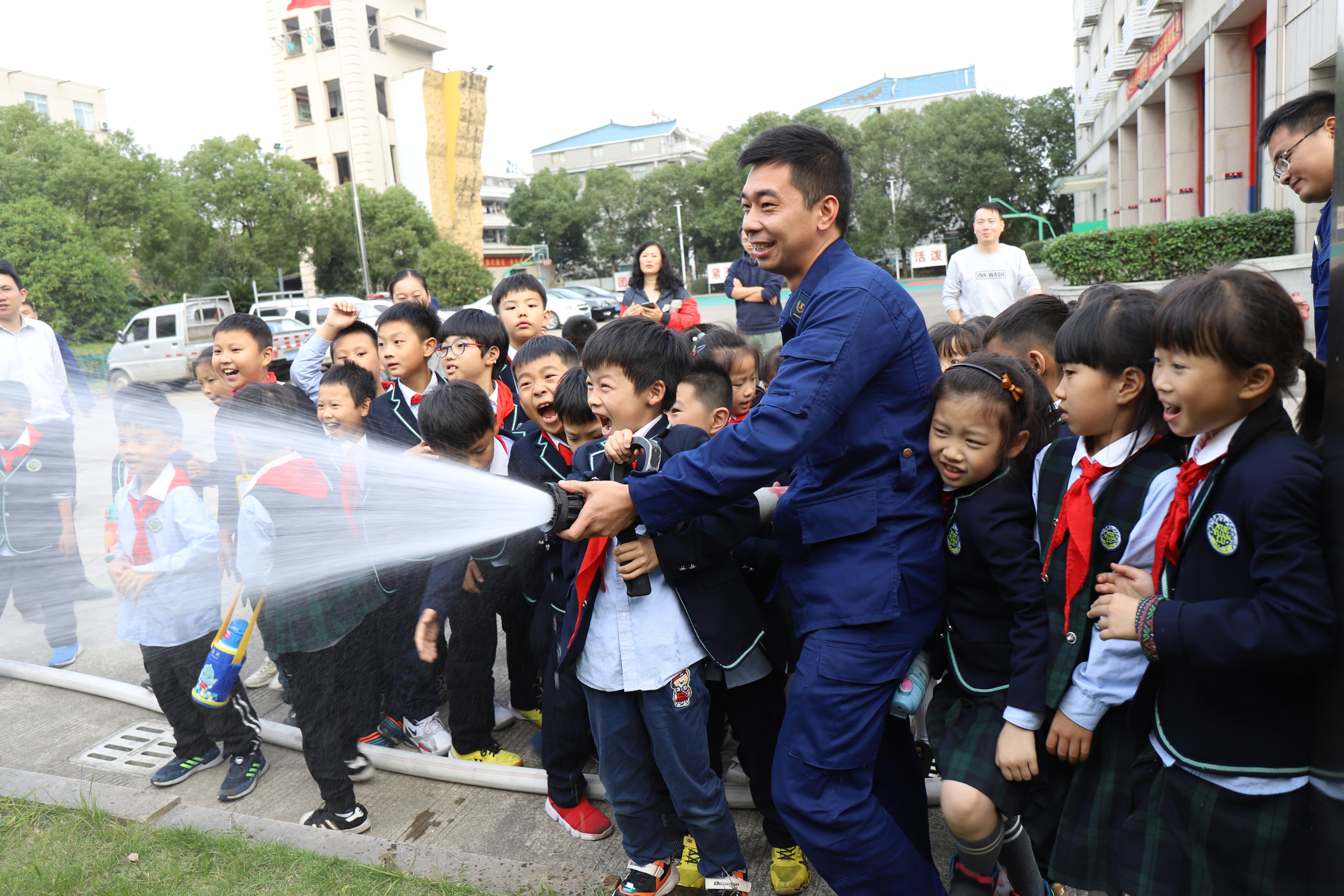 第三标  小学生消防体验.jpg