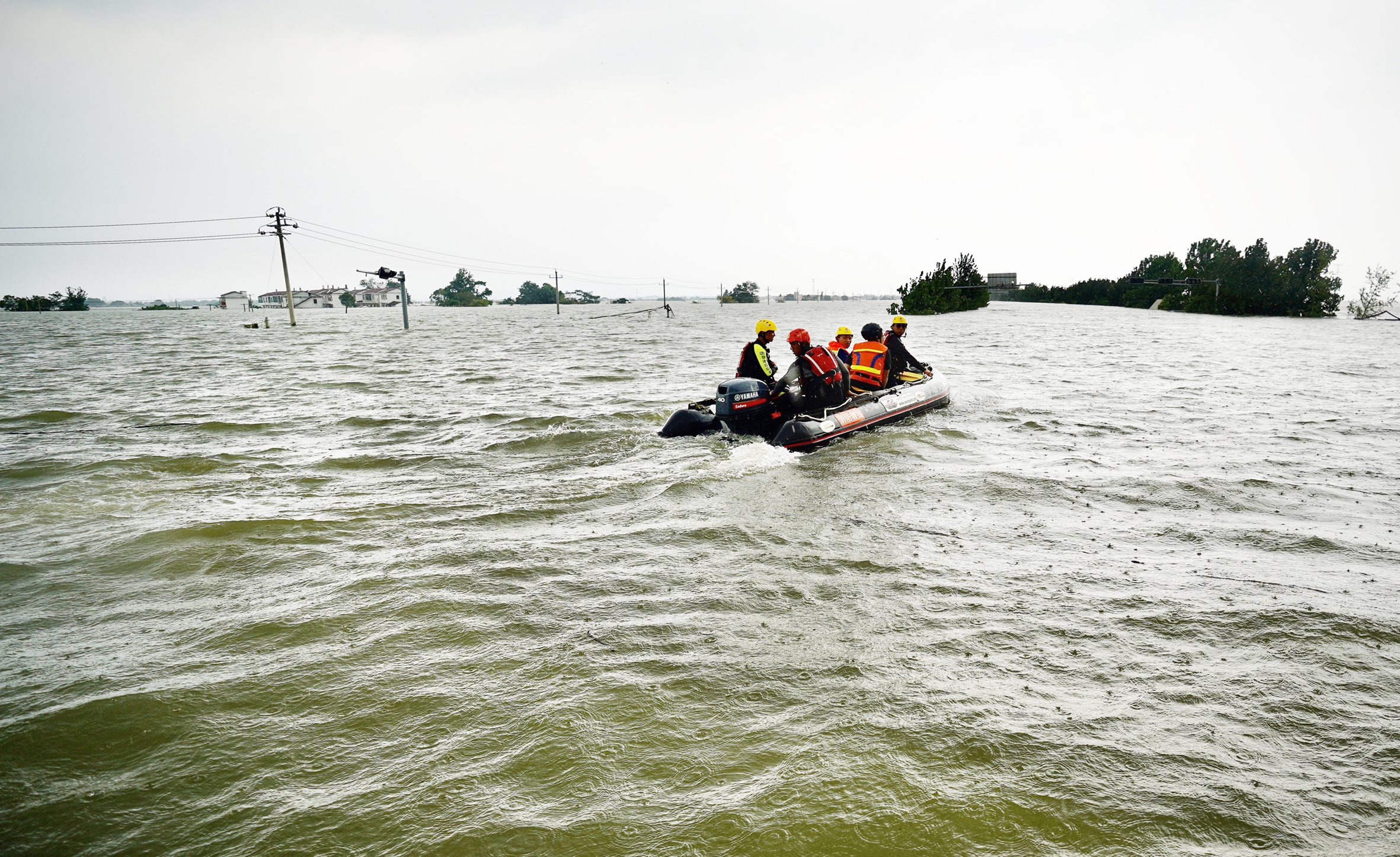 7月20日，我省增援的消防指战员在江西永修县三角乡被洪水淹没的村庄水域进行地毯式搜寻。.png